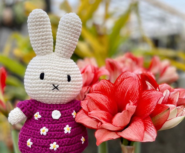 Just Dutch | ミッフィーの編みウサギ人形とチェリーレッドの花の