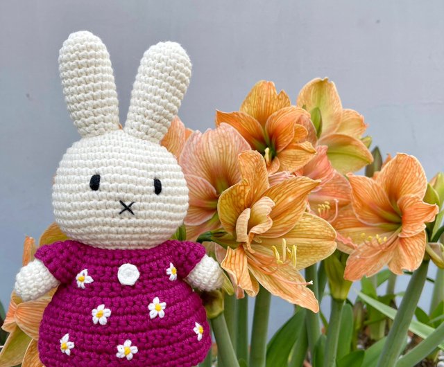 Just Dutch | ミッフィーの編みウサギ人形とチェリーレッドの花の