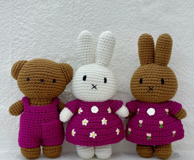 Just Dutch | ミッフィーの編みウサギ人形とチェリーレッドの花の