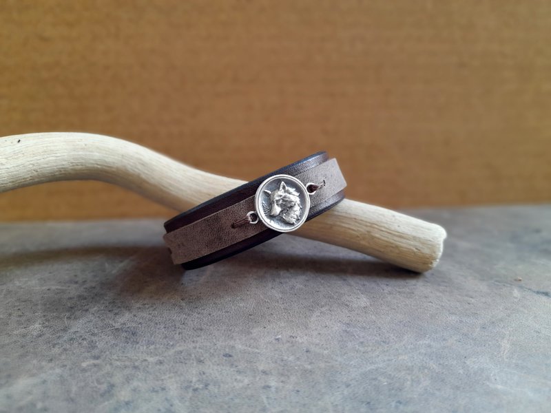 White Wolf Leather Cuff - Sterling Silver 925 Spirit Animal Charm - 手鍊/手環 - 真皮 咖啡色