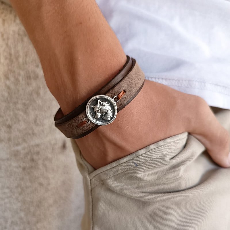 White Wolf Guardian | Handmade Leather Cuff with Sterling Silver Spirit Charm - สร้อยข้อมือ - หนังแท้ สีนำ้ตาล
