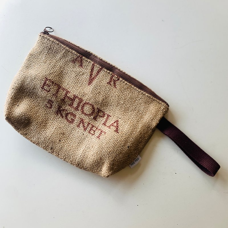 Handmade coffee sack zipper storage bag MonkeyCookie X ZouZou - กระเป๋าถือ - ผ้าฝ้าย/ผ้าลินิน สีนำ้ตาล