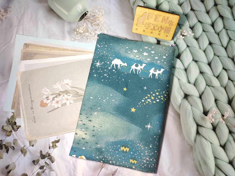 Animal series-Japanese fabric green background desert camel cloth book jacket-cloth book cover-applicable to A5 novels-25K- - ปกหนังสือ - ผ้าฝ้าย/ผ้าลินิน 