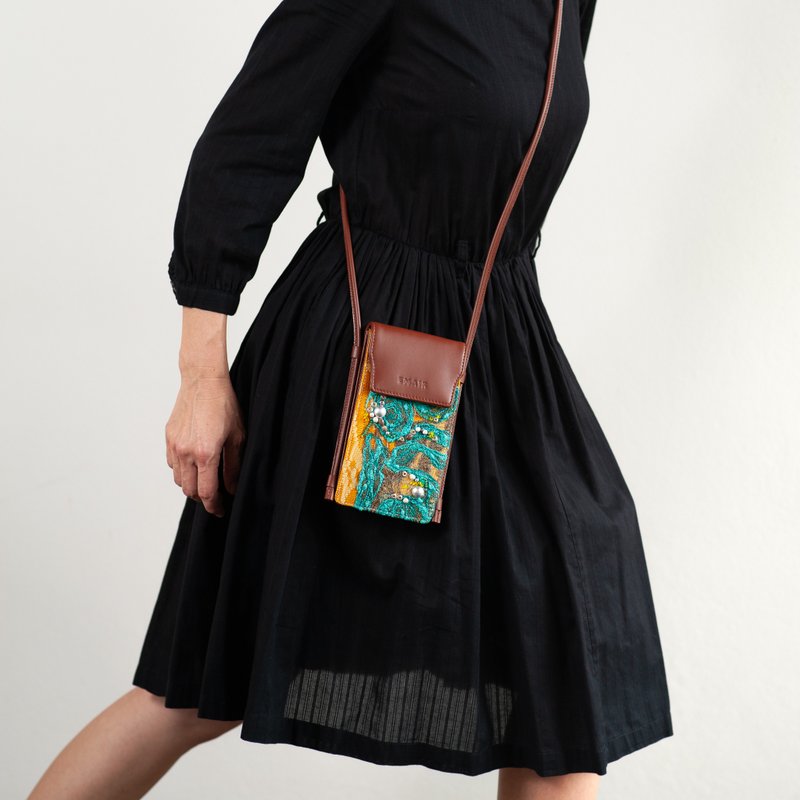 Emair Rainforest No. 5 - Leather Phone Bag with One-of-a-Kind Embroidery - 其他 - 真皮 咖啡色