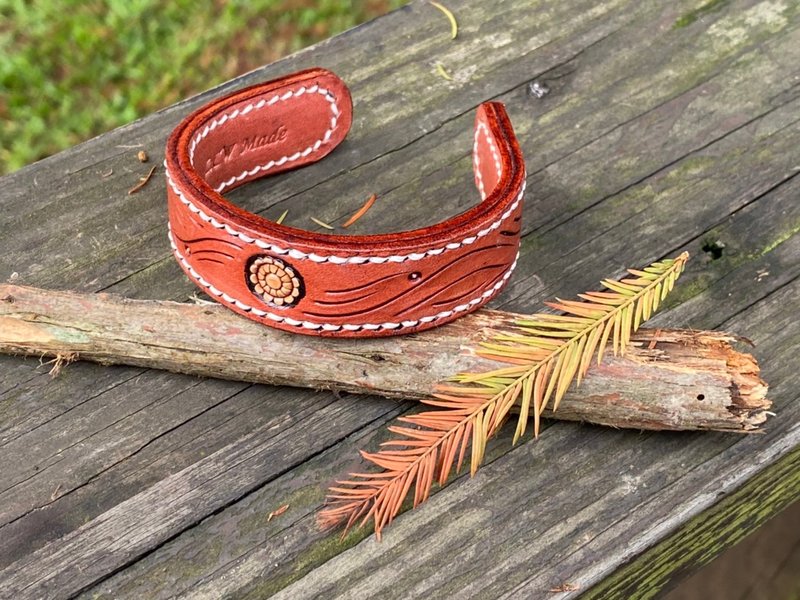 【Handmade】Hand carved leather bracelet - สร้อยข้อมือ - หนังแท้ สีส้ม