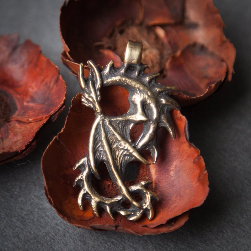 Dragon pendant on leather cord. Gothic dragon necklace. Viking jewelry. Pagan - 項鍊 - 其他金屬 橘色