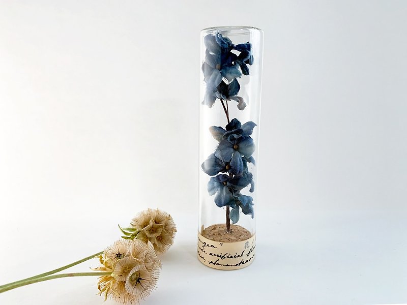 Herbarium: Specimen preparation bottle for dyed flowers (L) 【Antique Blue Hydrangea】 - ของวางตกแต่ง - ผ้าฝ้าย/ผ้าลินิน สีน้ำเงิน
