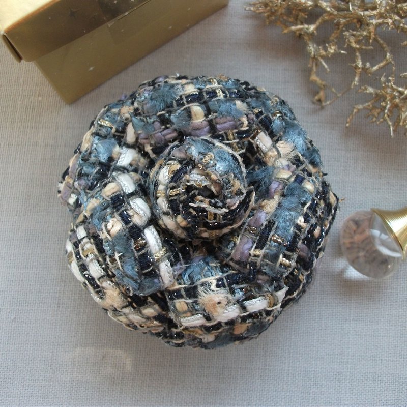 Camellia flower brooch in gray&gold fabric - 胸針 - 羊毛 灰色