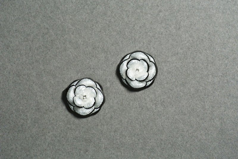 Classic Black and White Camellia Earrings (Small) - ต่างหู - กระดาษ สีดำ