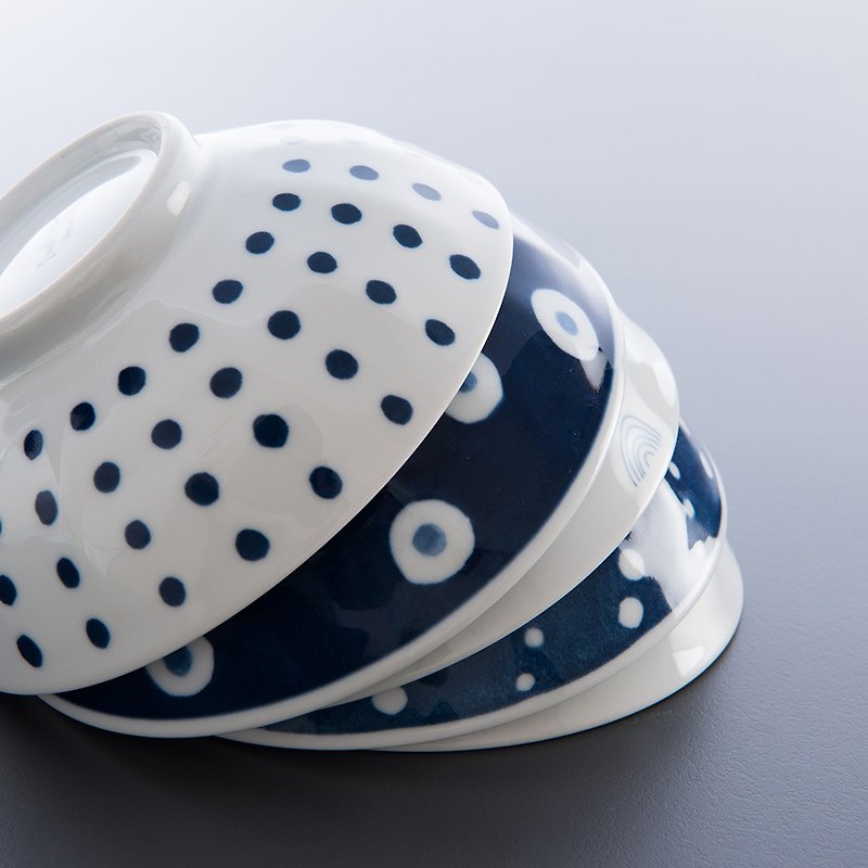 【West Sea Pottery】Hasami Yaki Blue Maru Pattern Lightweight Appetizer Bowl (5 pieces) - Gift Box Set - ถ้วยชาม - วัสดุอื่นๆ หลากหลายสี