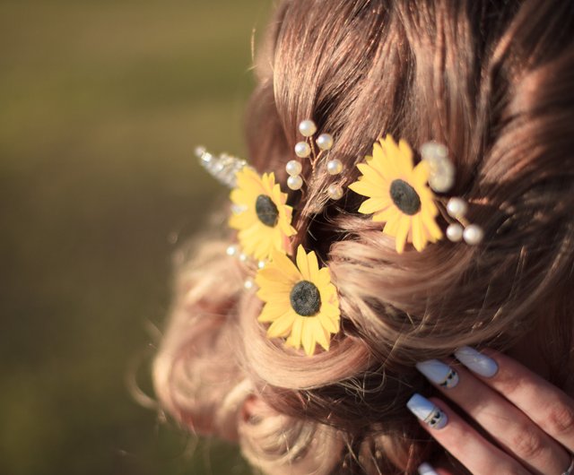 結婚式のためのひまわりのヘアピン 黄色い花と夏のかぶと ショップ Fomianaflowers ヘアアクセサリー Pinkoi