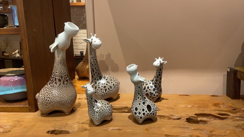 Five giraffe family - ของวางตกแต่ง - ดินเผา สีเทา