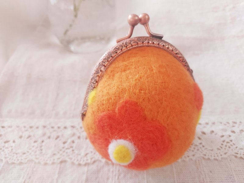 Orange blossom. Wool felt kiss lock bag - กระเป๋าใส่เหรียญ - ขนแกะ สีส้ม