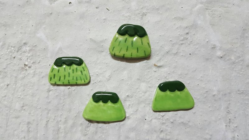 Small hill ceramic pin - เข็มกลัด - ดินเผา สีเขียว