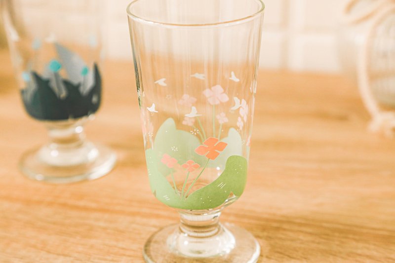 旋回白鳥と花エメラルド グリーン ピンク花フラワー グラス サンデー グラス誕生日ガール フレンド ギフト - グラス・コップ - ガラス 