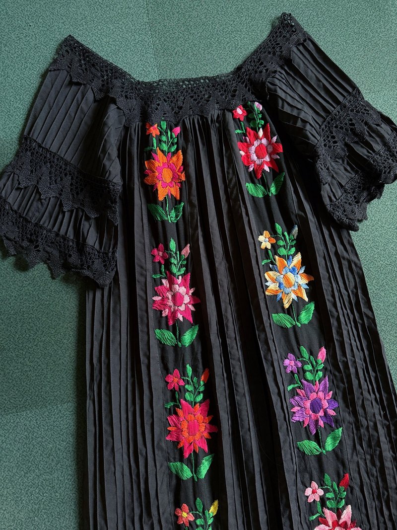 墨西哥手工刺繡 黑色蕾絲和壓褶工藝棉布長裙 - 洋裝/連身裙 - 棉．麻 