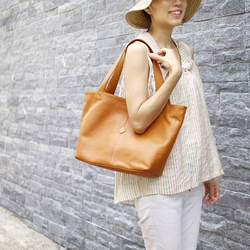 Commuter love soft leather ladies generous shoulder backpack Made in Japan by CLEDRAN - กระเป๋าแมสเซนเจอร์ - หนังแท้ 