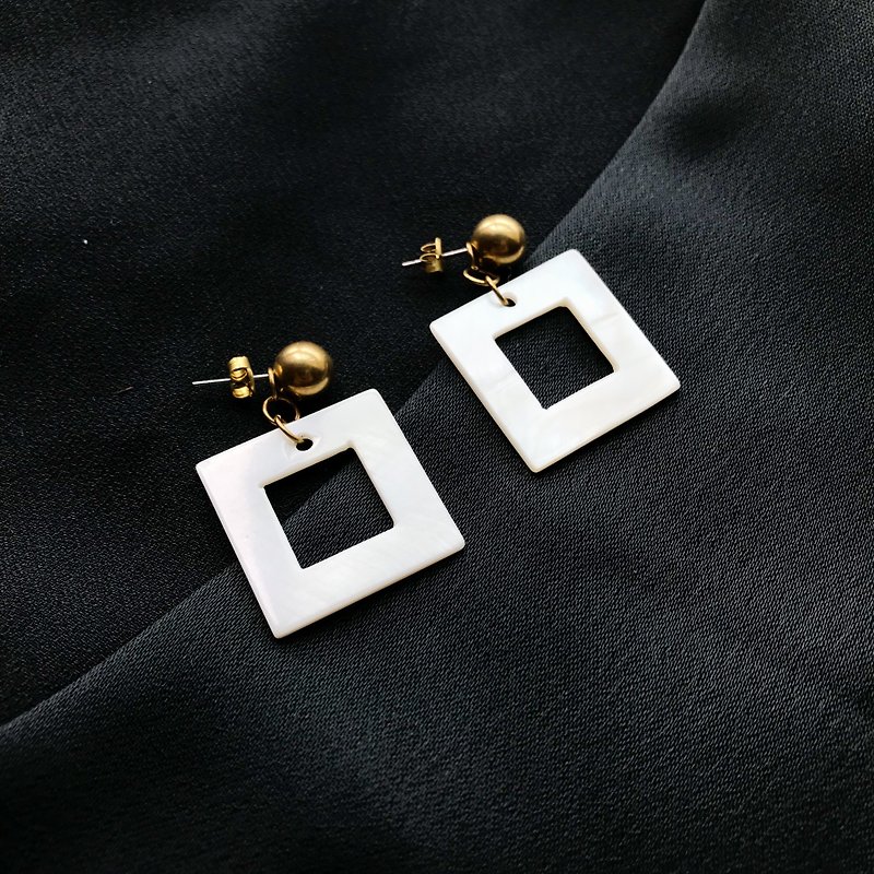 Brass and Square Shell Earrings - ต่างหู - เครื่องเพชรพลอย ขาว