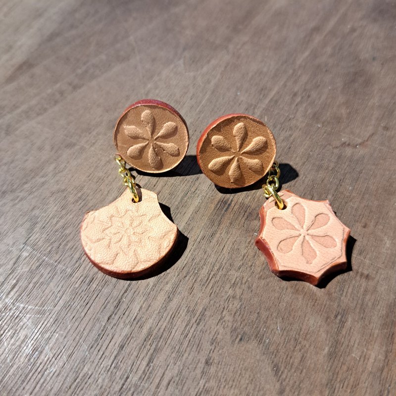 vegetable tanned leather clip earrings - ต่างหู - หนังแท้ สีกากี