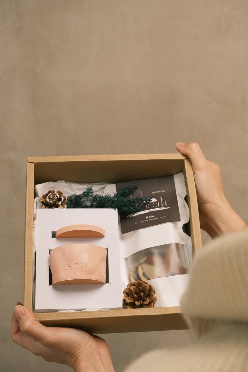 【Apia】度假小屋香氛蠟燭+熱紅酒香料包禮盒 聖誕團聚必備 - 香氛蠟燭/燭台 - 水泥 多色