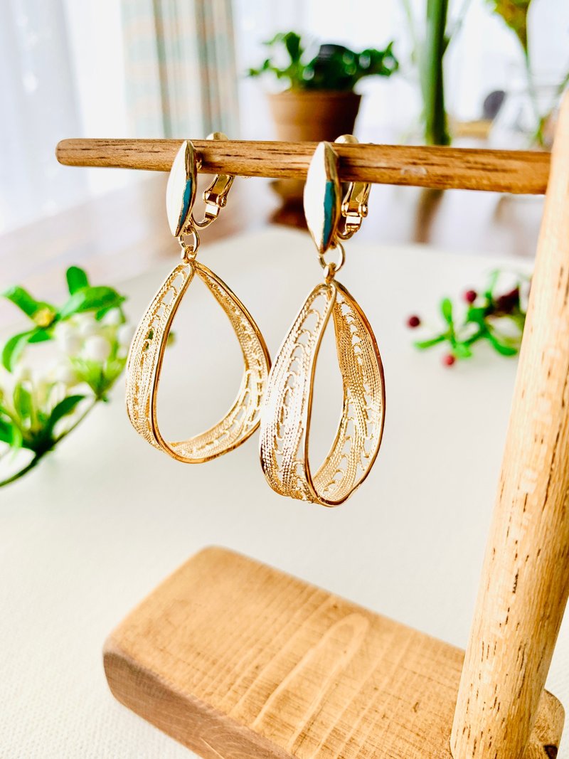 【Simple and beautiful carving hoop earrings】 Simple and beautiful carving hoop earrings - ต่างหู - โลหะ สีทอง