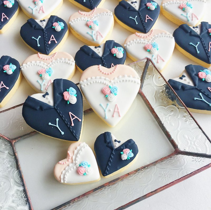 Icing biscuits • Wedding small things, bride and groom, heart-to-heart, hand-painted creative design biscuits 2-piece set**Please contact us for the schedule before ordering** - คุกกี้ - อาหารสด 