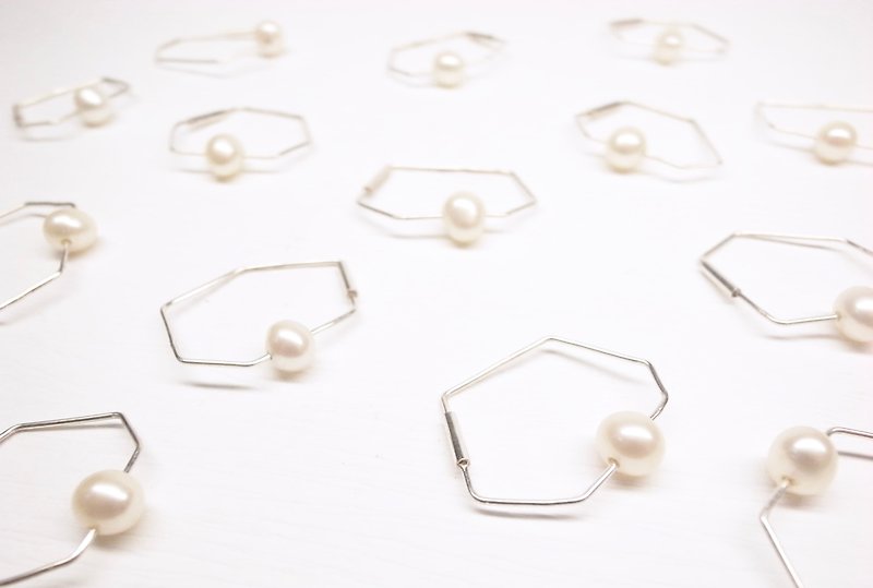 Ermao Silver[Pure silver pearl earrings with horns and irregular lines] a pair - ต่างหู - โลหะ สีเงิน