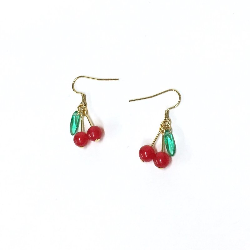 【Ruosang】Small cherries (golden models). Gold-plated earrings. lolita style. Natural agate & Czech crystal. Hand-made cherry earrings/earrings/ear hooks/ Clip-On - ต่างหู - เครื่องเพชรพลอย สีแดง