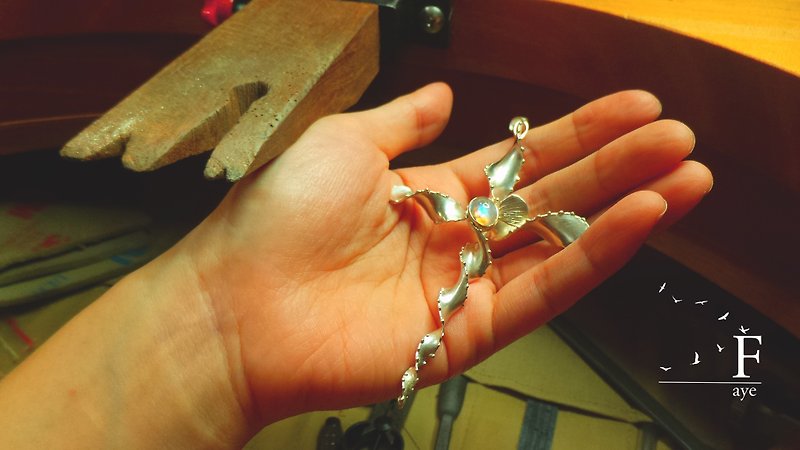 Handmade Moonstone Cross Necklace in Sterling Silver (Pendant) - สร้อยคอ - เงินแท้ ขาว