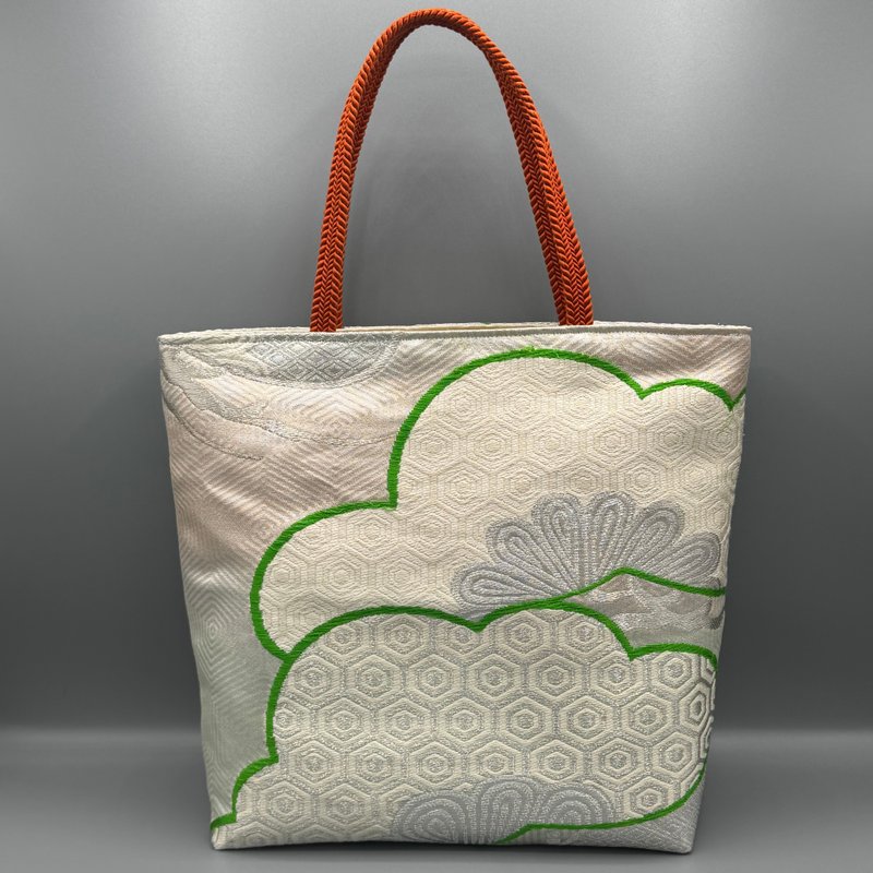 着物 帯 帯締め ハンドメイド トートバッグ リメイク シルバー 六通柄袋帯 唐織 松吉祥文 銀糸 - 手提包/手提袋 - 絲．絹 白色