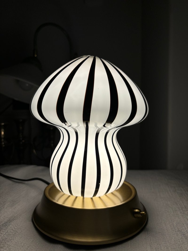 Hand Blown Glass Mushroom Night Light with Black Swirl with Height 22cm 7.5Lbs - 燈具/燈飾 - 玻璃 黑色