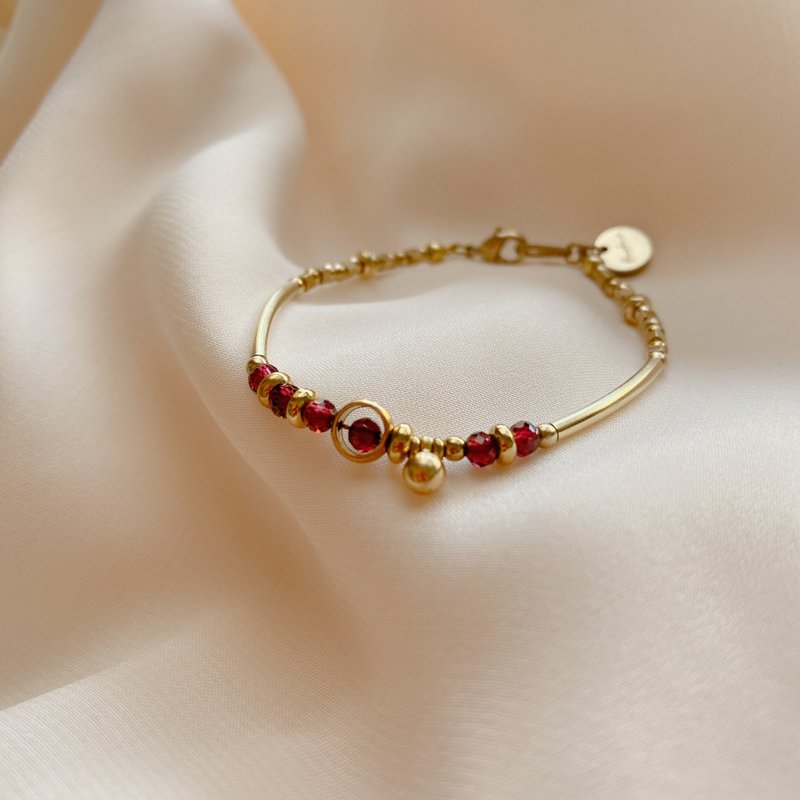 Dreaming garnet-  Garnet brass bracelet - สร้อยข้อมือ - เครื่องเพชรพลอย หลากหลายสี