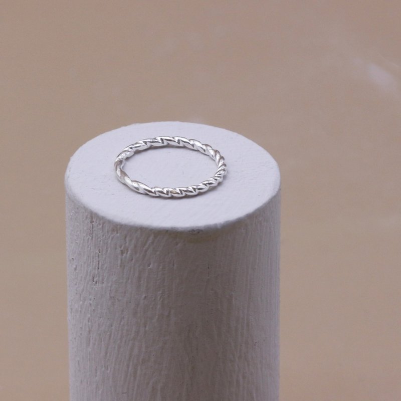 Twisted sterling silver ring line end ring - แหวนทั่วไป - เงินแท้ สีเงิน