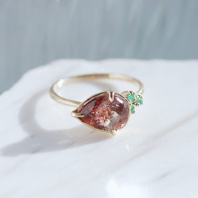 Strawberry style lepidocrocite in quartz & emerald ring / K10 [Limited to 1 item] - แหวนทั่วไป - เครื่องเพชรพลอย สีแดง