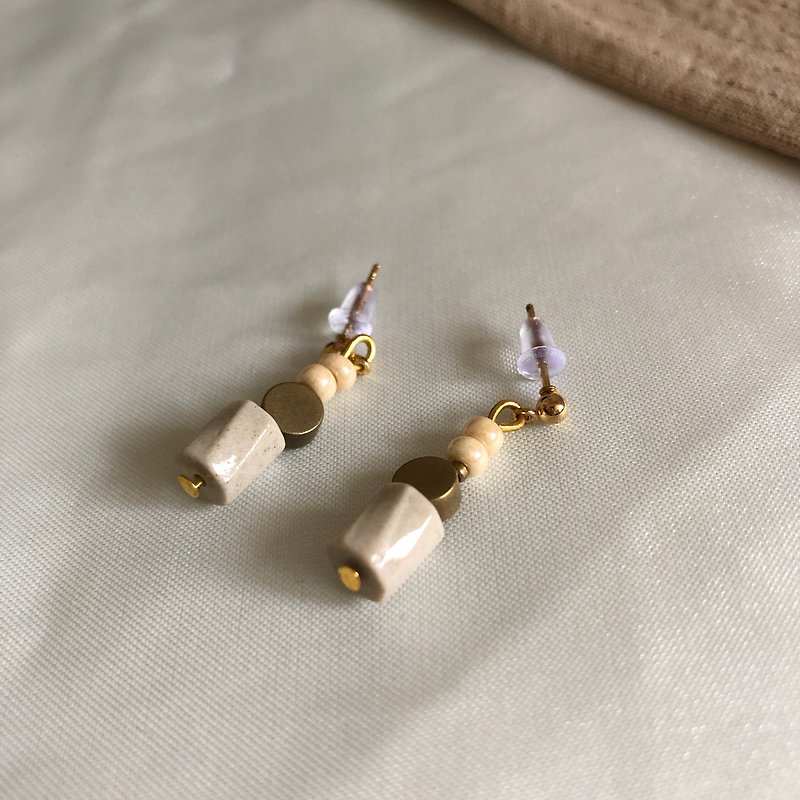 浪漫黃銅珠造型陶瓷耳釘耳環 - 耳環/耳夾 - 塑膠 粉紅色