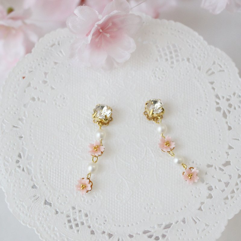 Swarovski and cherry blossoms and pearl earrings - ต่างหู - ดินเหนียว สึชมพู