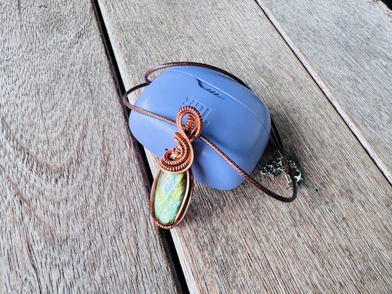 20251118 wire wrapping 拉長石 銅線 繞線 吊墮 - 項鍊 - 銅/黃銅 綠色