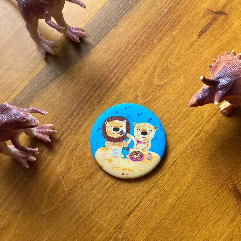 Illustrated Matte Large Badge - Lion's Little Date - เข็มกลัด - วัสดุอื่นๆ หลากหลายสี