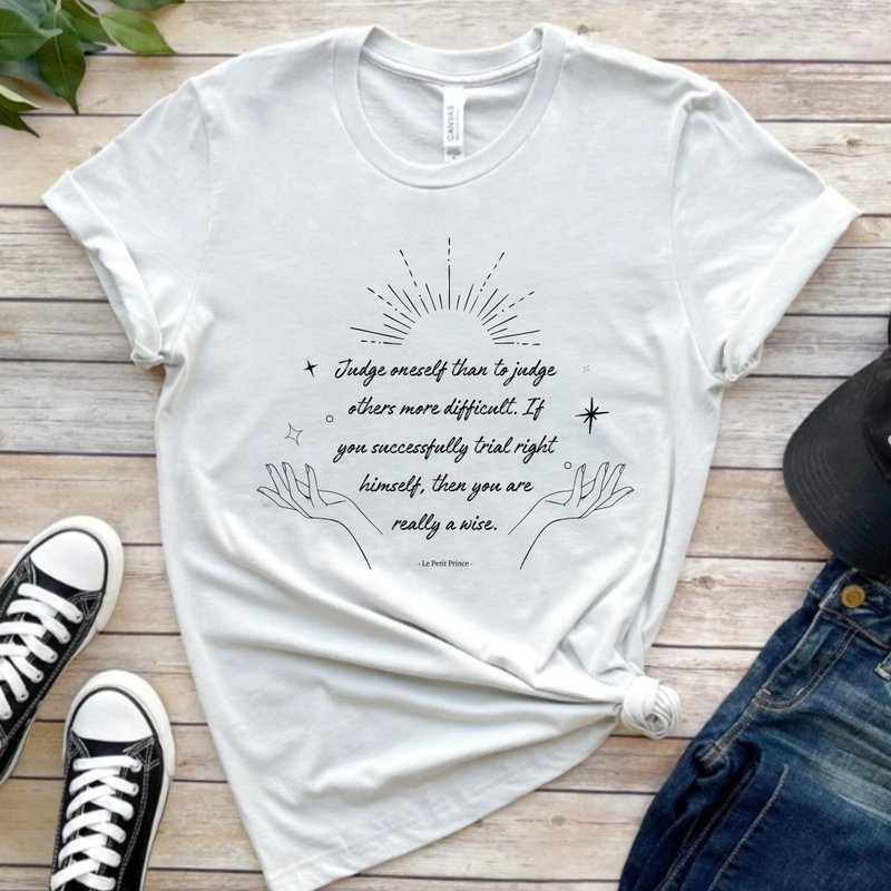 The Little Prince Judge oneself than to judge others Short-sleeved top with famous movie quotes - เสื้อยืดผู้หญิง - ผ้าฝ้าย/ผ้าลินิน ขาว