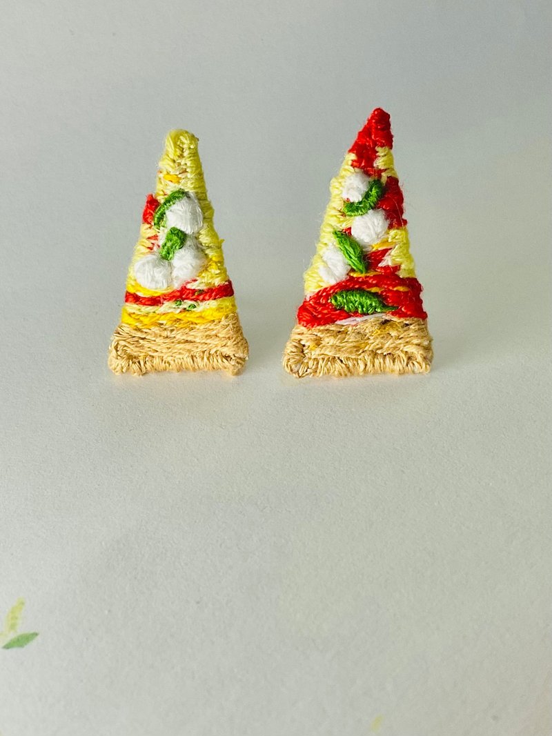 【焼きたて】手刺繍モッツァレラチーズピザピアスB / フードアクセサリー / ハンドメイドギフト - ピアス・イヤリング - 刺しゅう糸 レッド