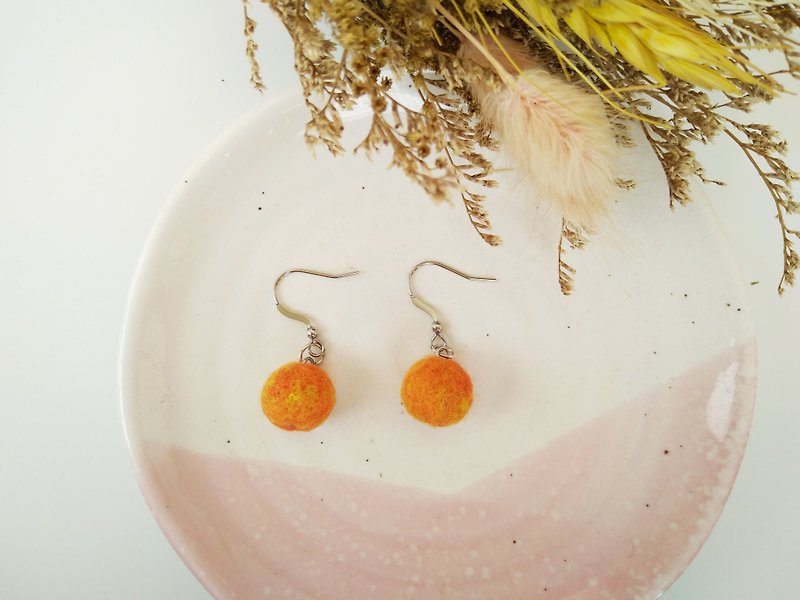 Wool felt single ball mixed color earrings (ear hook / ear clip) sunset sweet orange Taiwan handmade limited production - ต่างหู - ขนแกะ สีส้ม