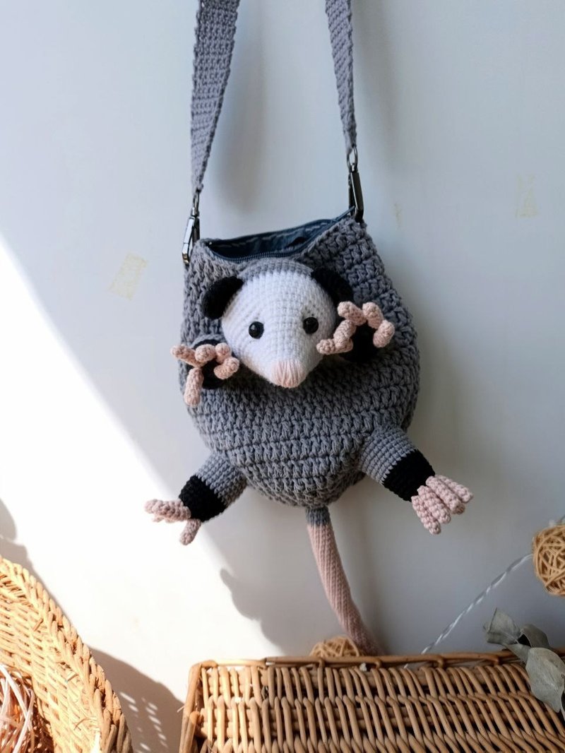 Adorable opossum bag perfect gift for lovers of original things, shoulder strap - 側背包/斜背包 - 棉．麻 灰色