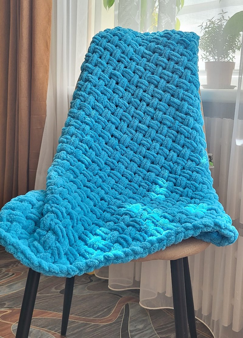 knitted handmade blanket (plaid) blue, size 90x100 - 棉被/毛毯 - 聚酯纖維 