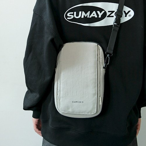 製包事多 Sumayzoy Store SAD系列豎款手機包 側背包輕便ipad mini包 多功能斜挎包 格紋灰