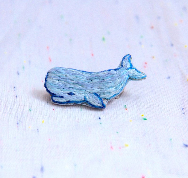 マッコウクジラの刺繍ブローチ - ブローチ - 刺しゅう糸 ブルー