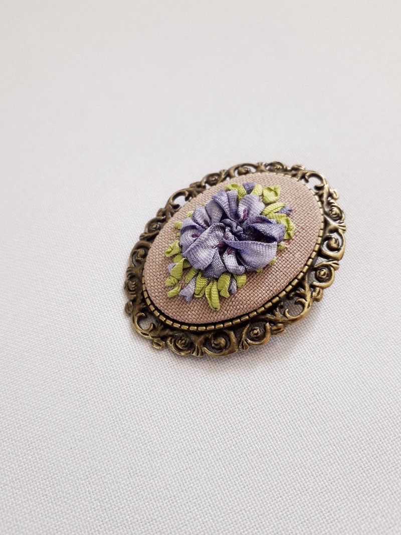 Ribbon embroidered brooch for her - 胸針 - 絲．絹 多色