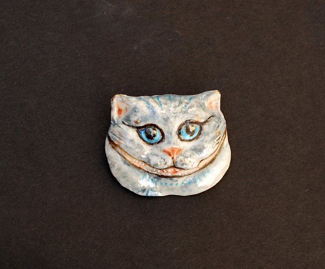 手作り磁器ブローチチェシャ猫笑顔セラミックジュエリーかわいい猫ワンダーランド ショップ Porcelainshoppe ブローチ Pinkoi