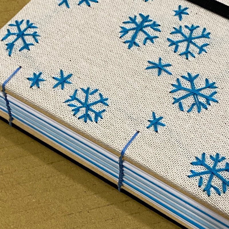 【聖誕禮物】雪 - 2025 無時效 A6 手工繡字手縫手帳本 - 筆記簿/手帳 - 紙 