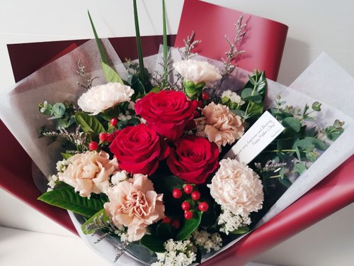 花│赤いバラとカーネーションの花束│台北エリアのみ配達