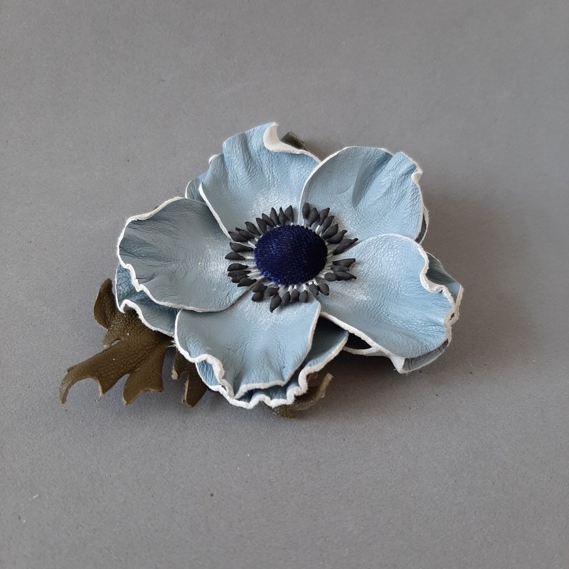 皮革胸針 Blue leather brooch for her Leather women's jewelry - 胸針 - 真皮 藍色